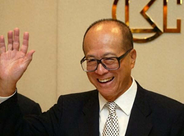 网上配资查询 美方主动让步后, 李嘉诚终于看清了形势, 向官方做出重要保证