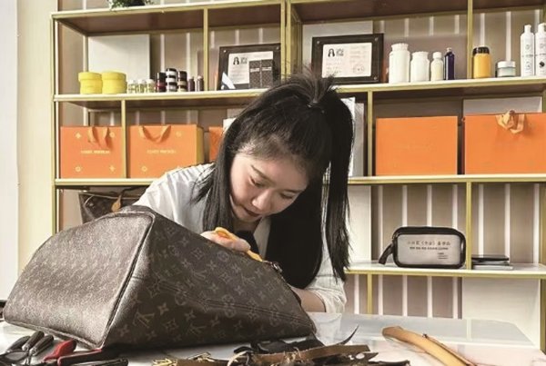 正规配资门户炒股平台 徐州小白菜奢侈品： 年轻匠人将闲置旧款大牌翻新逆袭